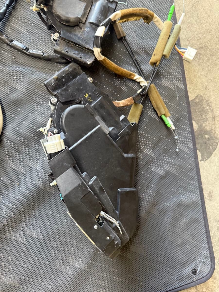 トヨタ セルシオ30 31 後期 純正ドアロックアクチュエーター 左前 中古