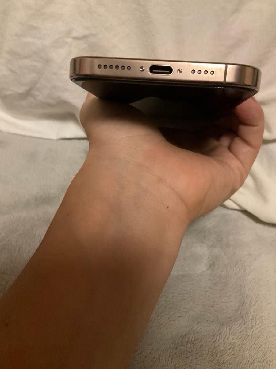 海外版Apple iPhone 16 Pro Max 1TB，ほぼ新品で 充電回数は2回です