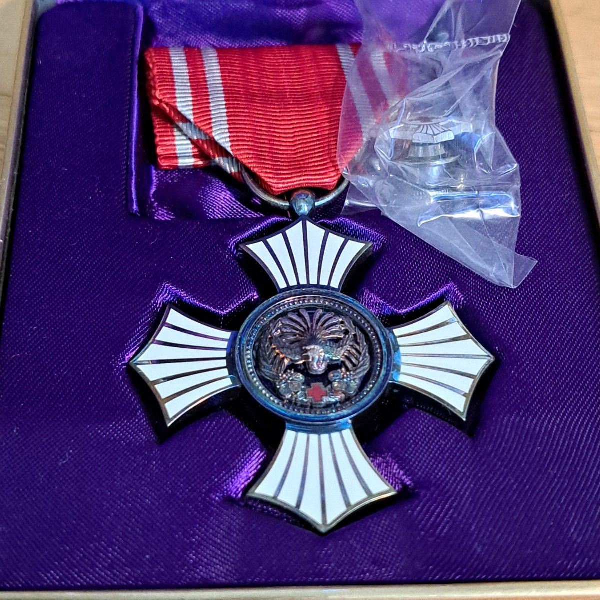 日本赤十字社 銀色有功章 勲章 メダル 純銀バッチ 記念章 コレクション