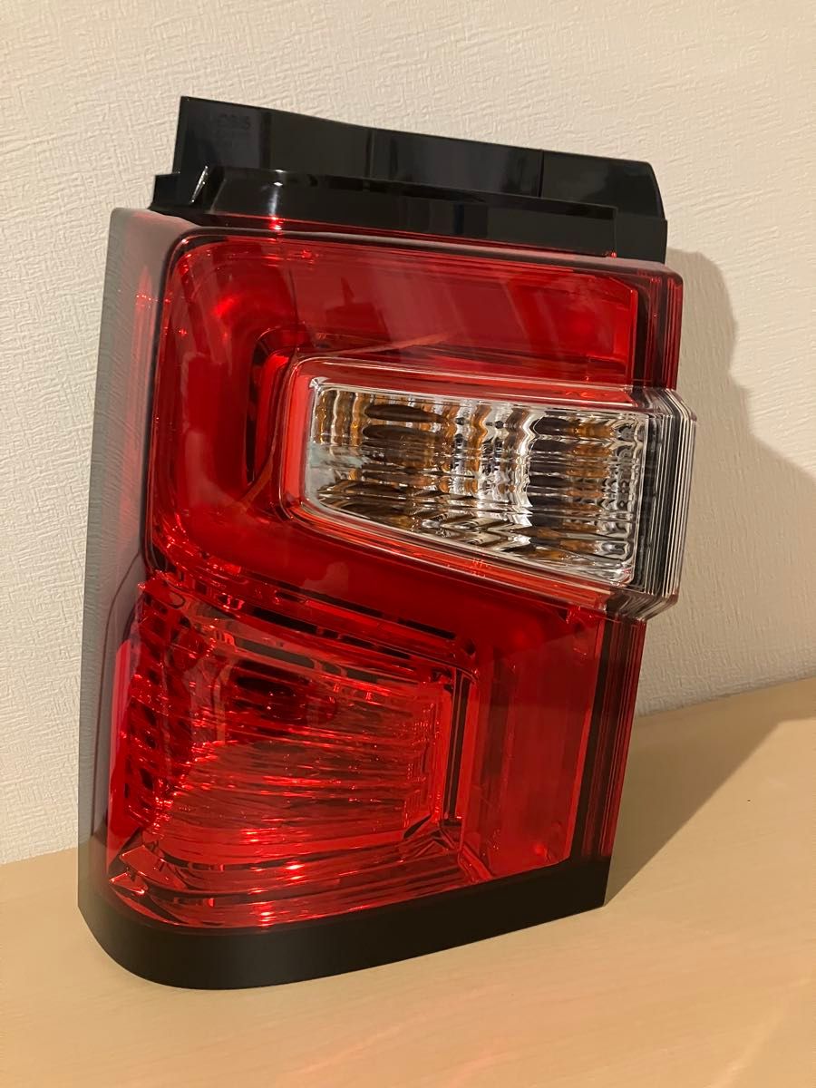 三菱 デリカD5 CV1W 後期 テールランプ 純正 左 8330b137 ヒビ割れ有り