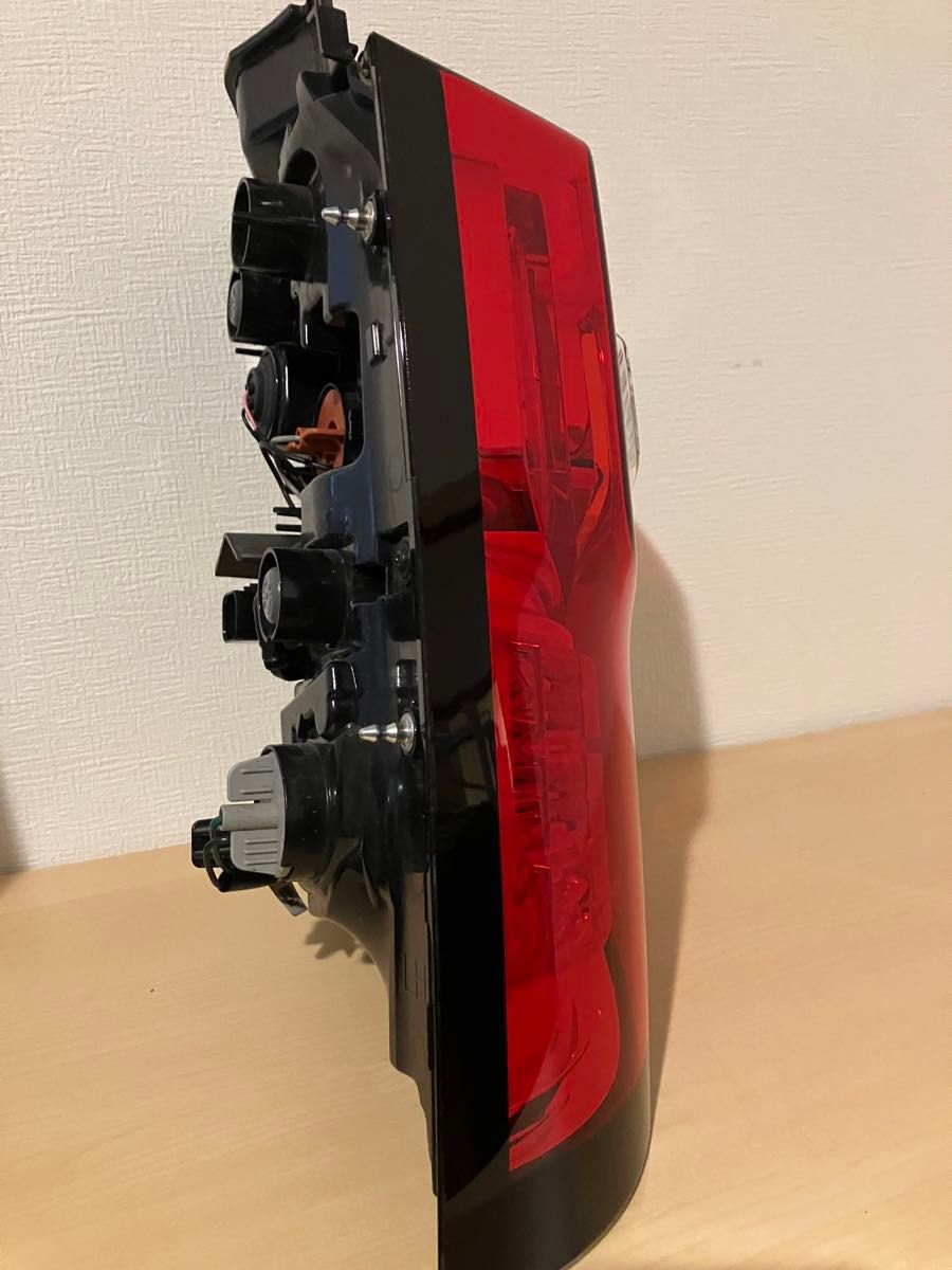 三菱 デリカD5 CV1W 後期 テールランプ 純正 左 8330b137 ヒビ割れ有り