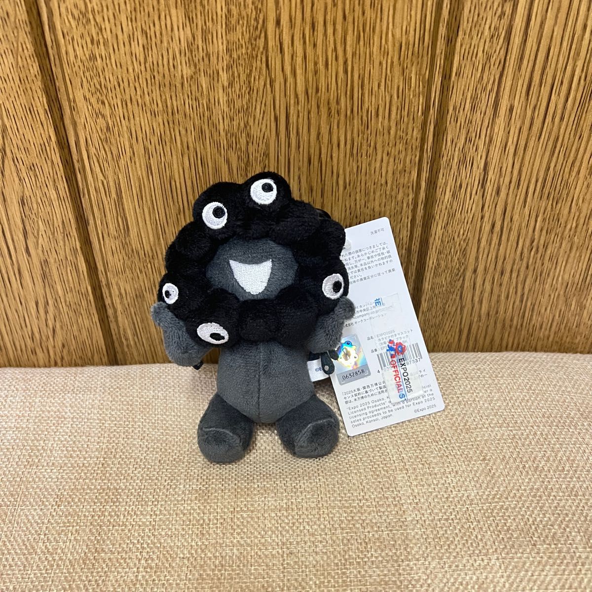 黒ミャクミャク カラビナ付マスコット ブラック ぬいぐるみ 大阪万博