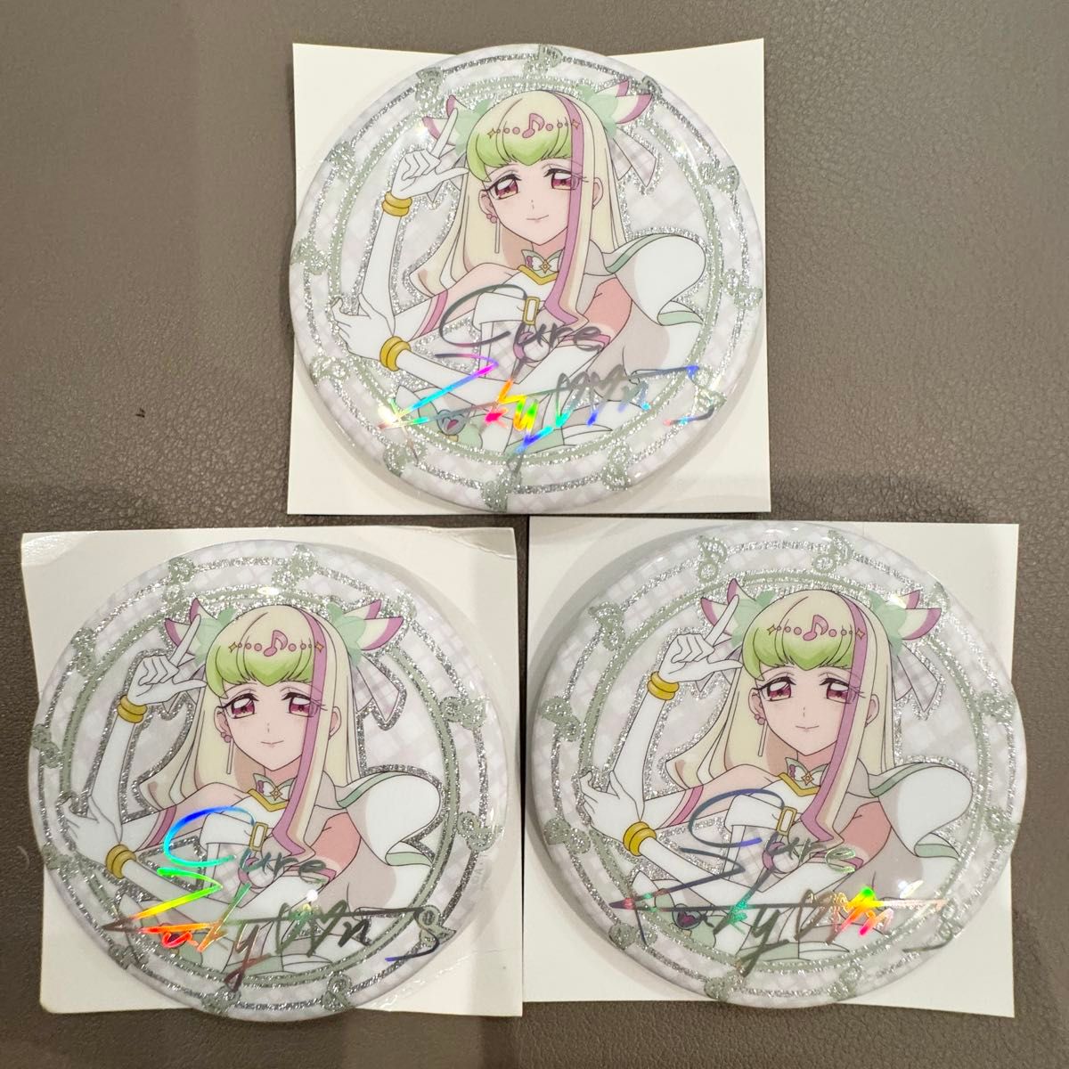 キミとアイドルプリキュア展 缶バッジ キュアズキューン サイン入り