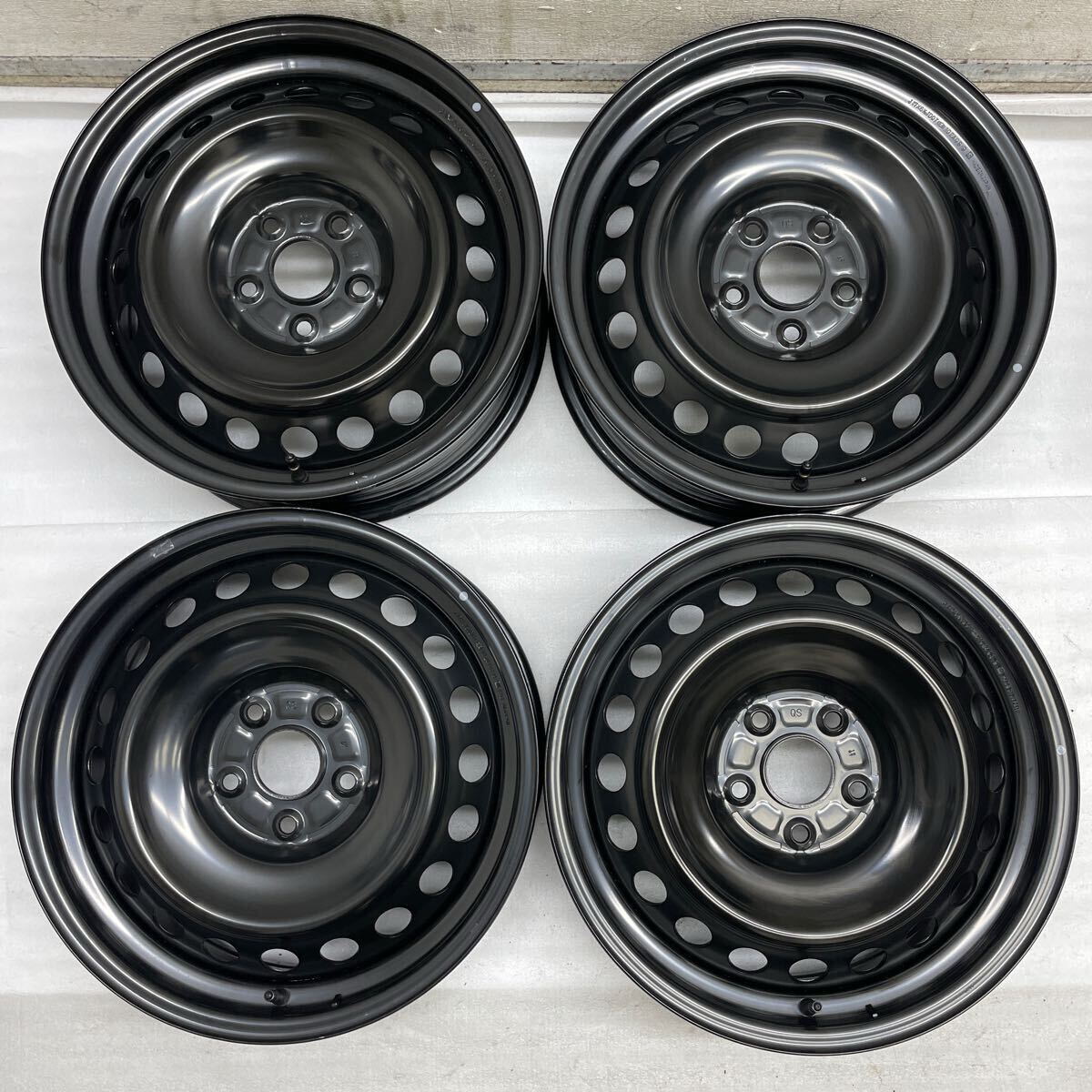 新車外し 超美品 トヨタ純正 ZVW60系 プリウス 純正17インチ スチール