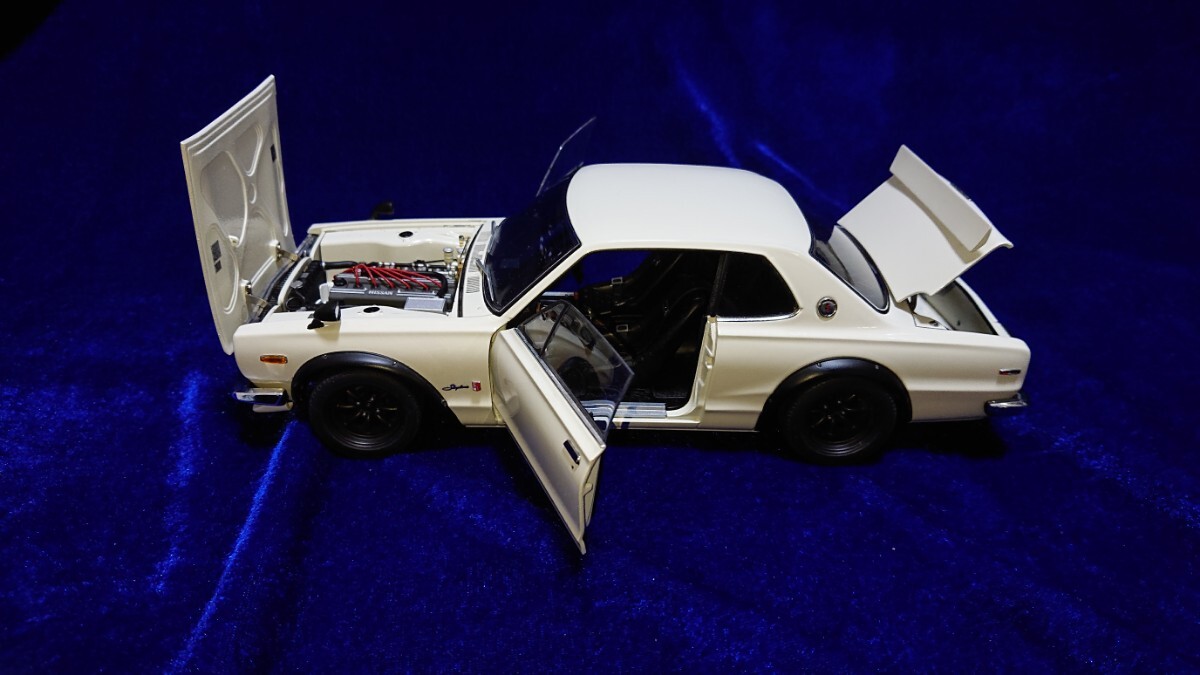 1/18 NISSAN SKYLINE 2000 GT-R KPGC10 Tuned ver White Autoart 77442