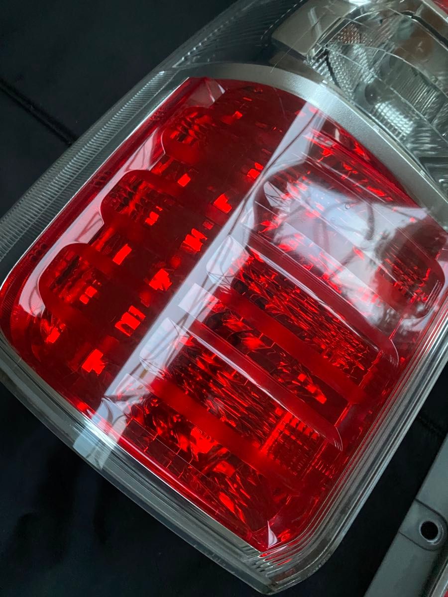 トヨタ ノア 70系（ZRR70/75系）後期型 純正テールランプ 左右セット