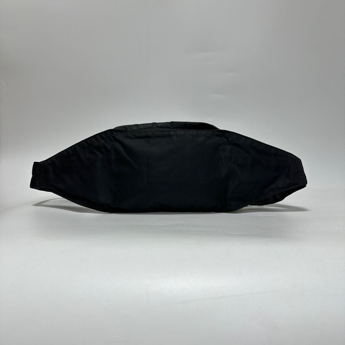 t50【美品】プラダ 三角ロゴ ナイロン ブラック ウエストポーチ