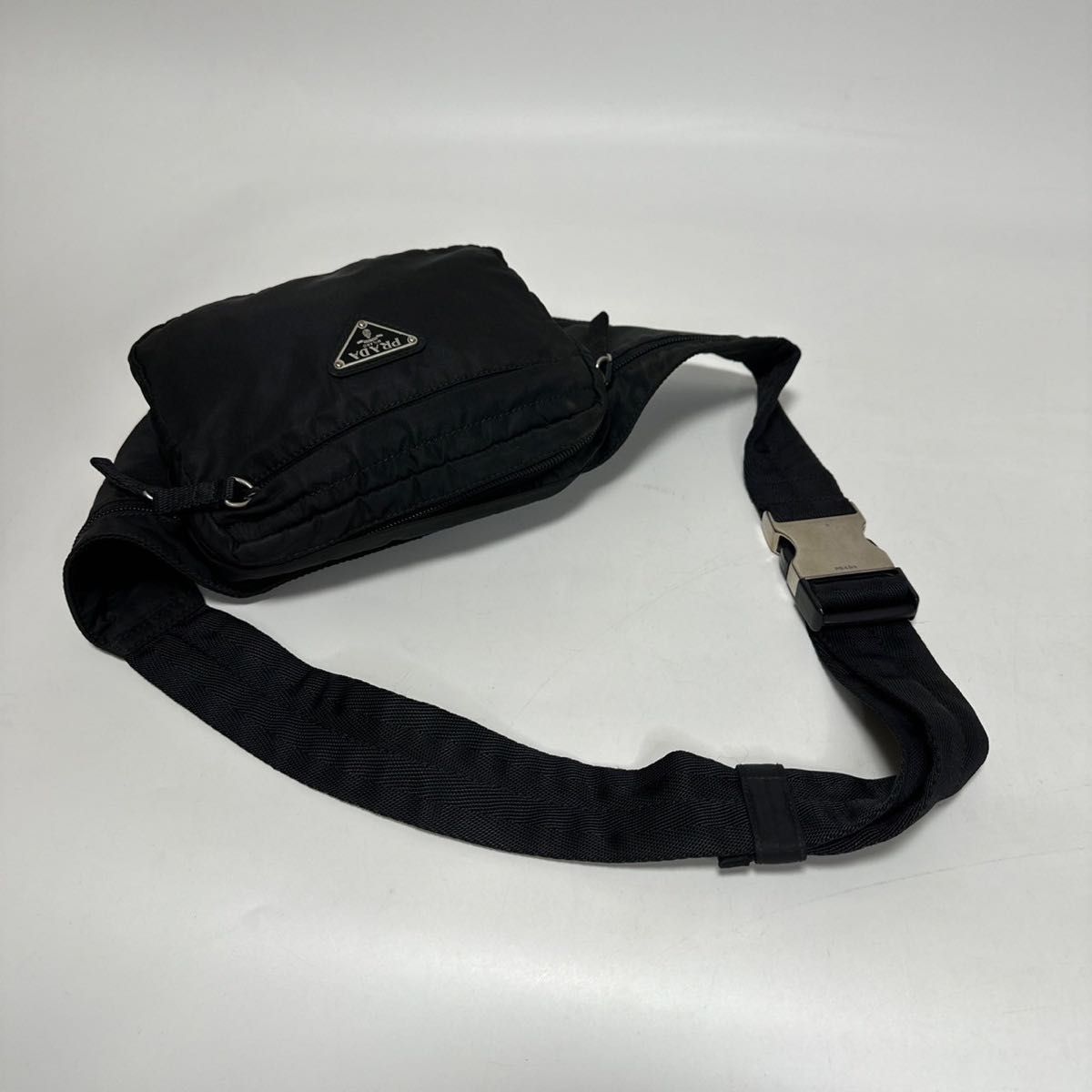 t50【美品】プラダ 三角ロゴ ナイロン ブラック ウエストポーチ