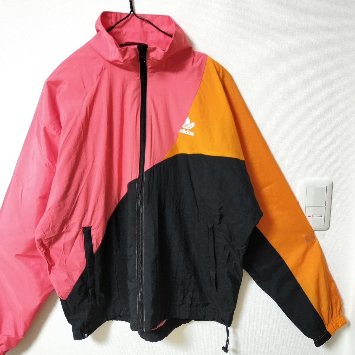 アディダス ピンク黒カラーブロック アディカラー ナイロンジャケット