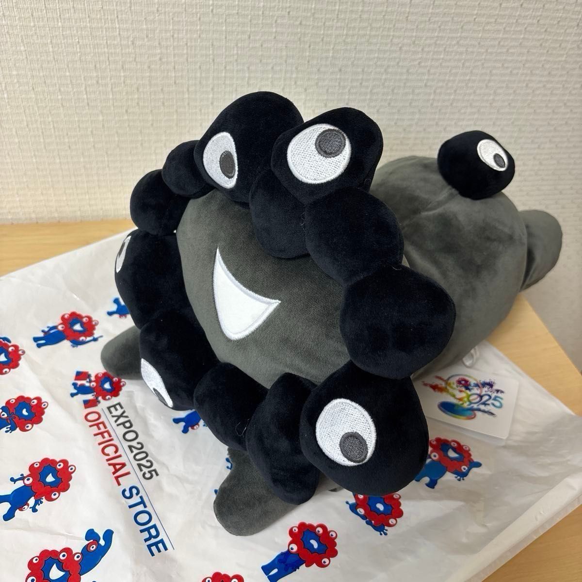 大阪関西万博 黒ミャクミャク 這い型 ぬいぐるみ Lサイズ 大人気 黒