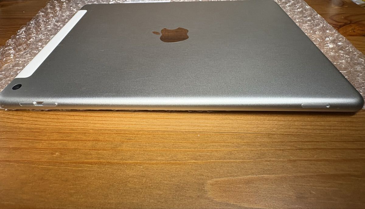 Apple IPad 第5世代WiFi + Cellular128GBシルバー sim フリー 極美品