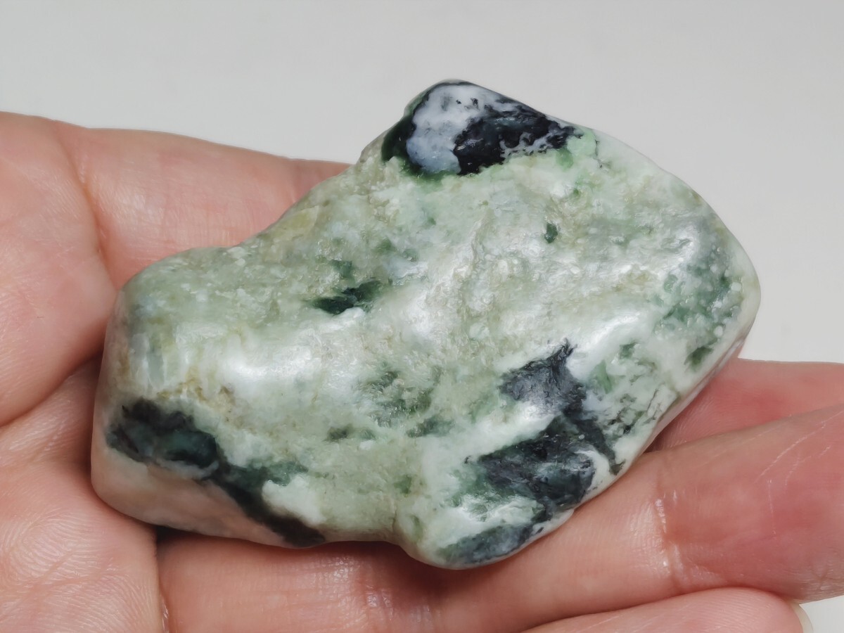 白緑黒】 89g 翡翠 ヒスイ 原石 翡翠原石 鑑賞石 自然石 誕生石 鉱石