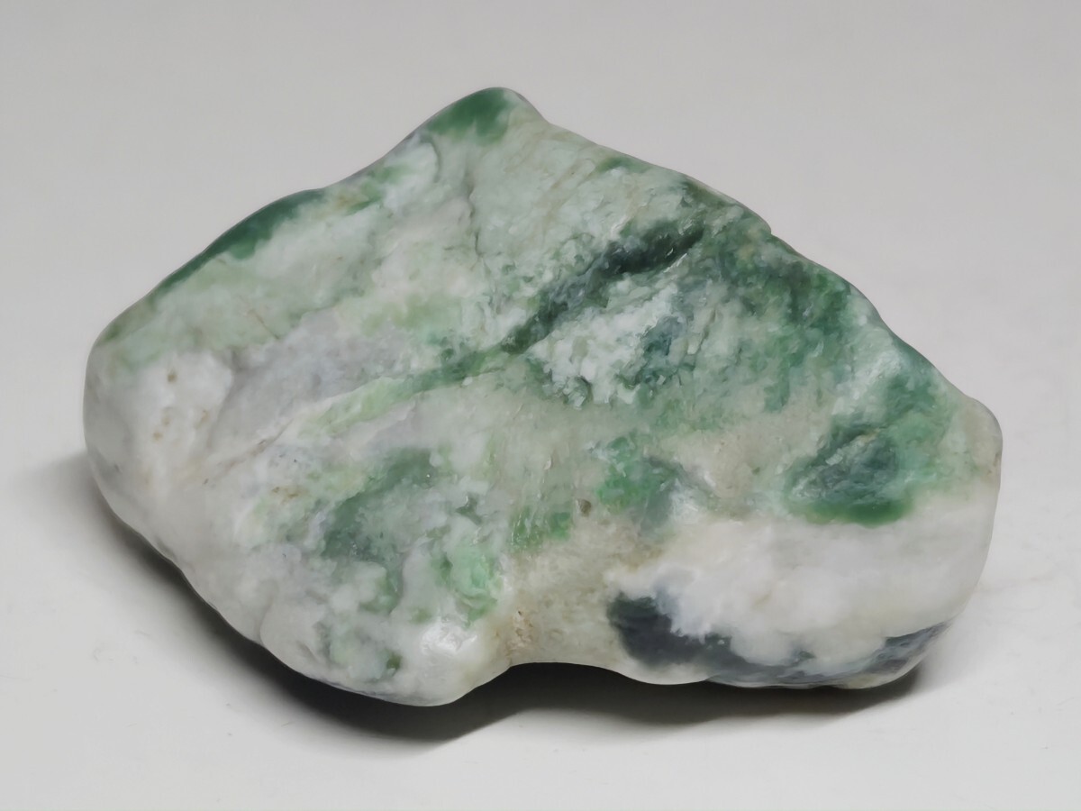 白緑黒】 89g 翡翠 ヒスイ 原石 翡翠原石 鑑賞石 自然石 誕生石 鉱石