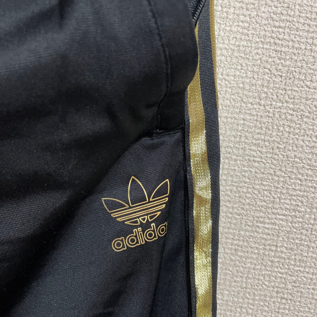 adidas アディダス ジャージ セットアップ 黒 金 トレフォイルロゴ