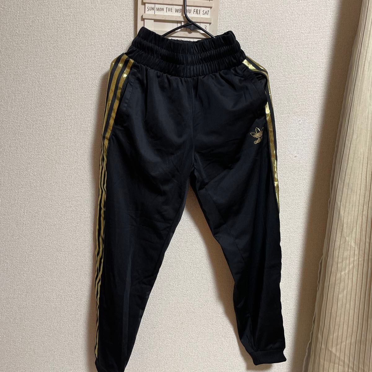 adidas アディダス ジャージ セットアップ 黒 金 トレフォイルロゴ