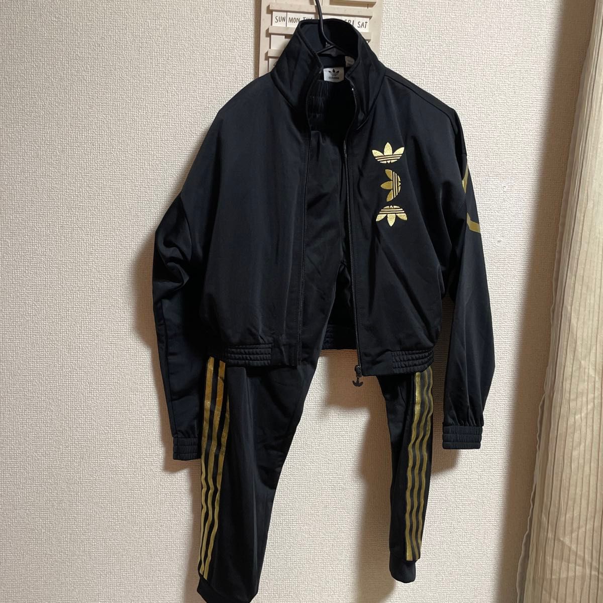 adidas アディダス ジャージ セットアップ 黒 金 トレフォイルロゴ
