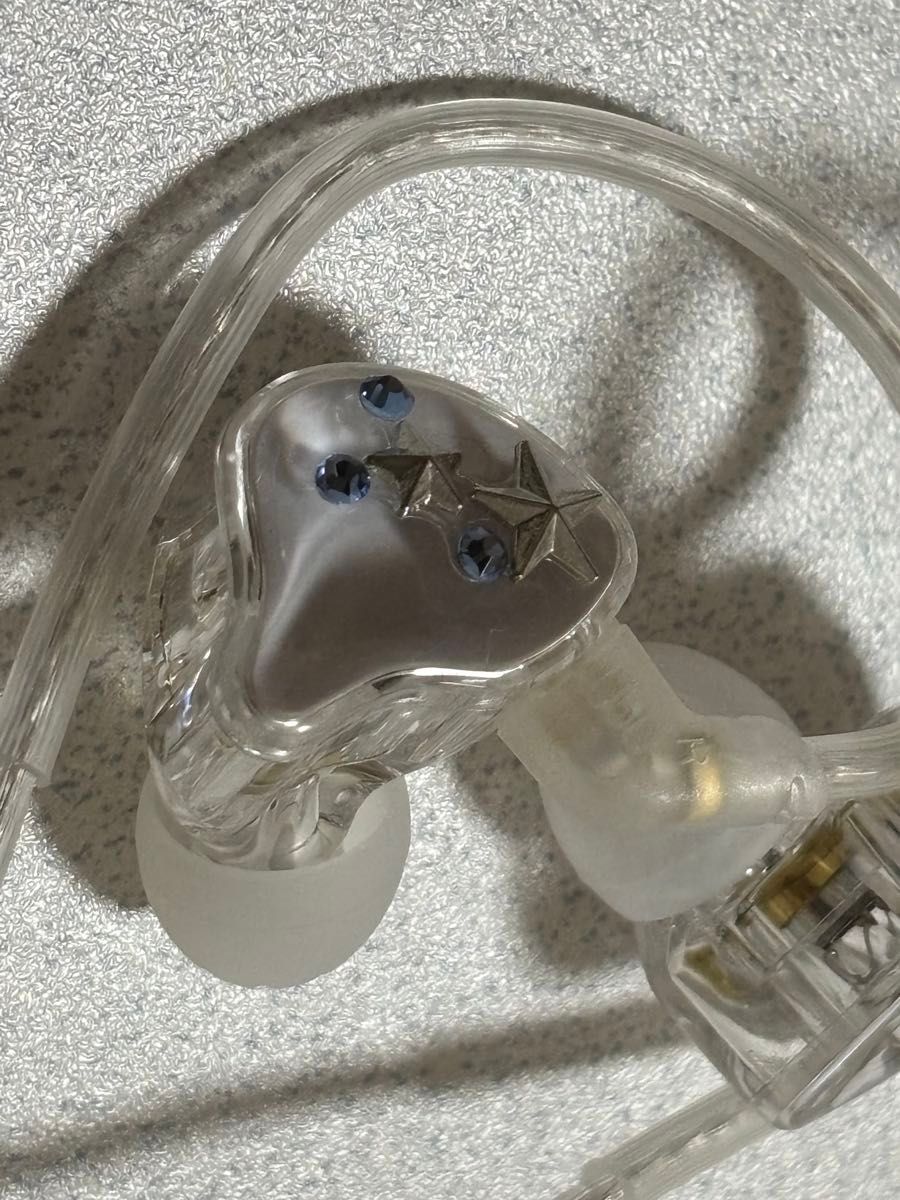 ILLIT イヤモニ風イヤホン bomb｜Yahoo!フリマ（旧PayPayフリマ）