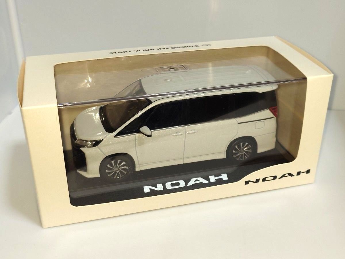 トヨタ 新型ノア カラーサンプル ミニカー 90系 ホワイトパール
