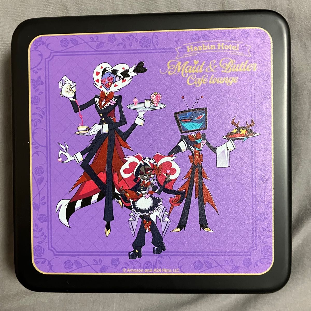 アニメイトカフェ ハズビンホテル スクエア缶ケース チームV