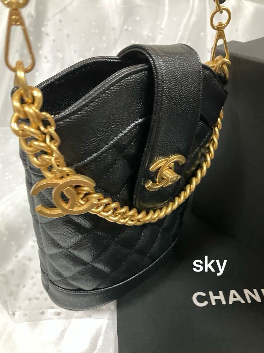 CHANEL シャネル ノベルティ ショルダーバッグ 黒 斜め掛け チャーム