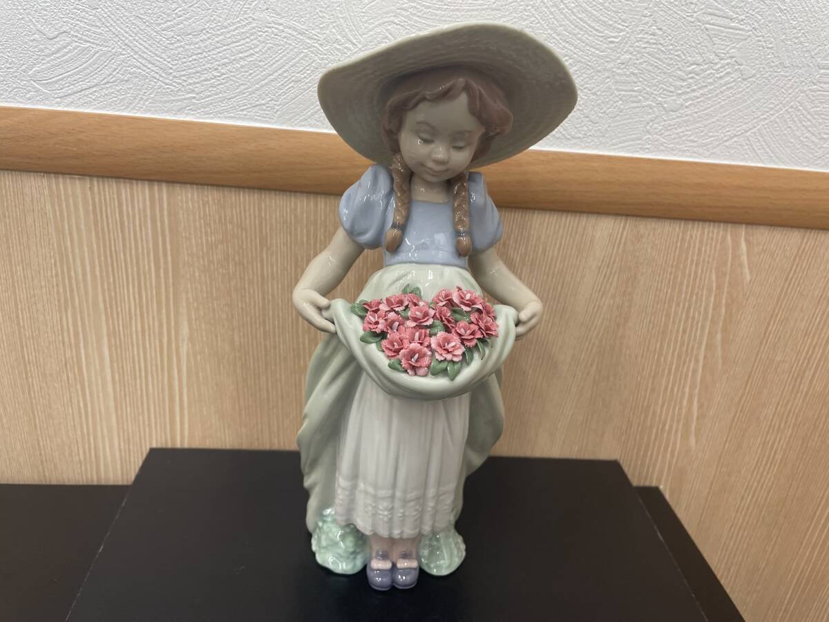 美品 LLADRO リヤドロ フィギュリン 陶器 6756 たくさん摘めたよ