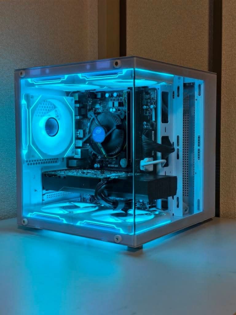 新品ケースハイスペック動画編集高性能ゲーミングPC i7 7700とモニター