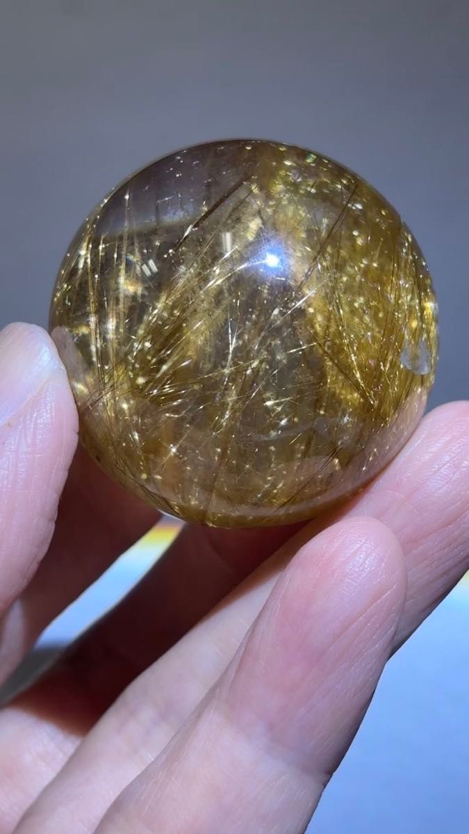 超大玉 62mm 虹入りゴールドルチルクォーツ 丸玉 スフィア 金針水晶