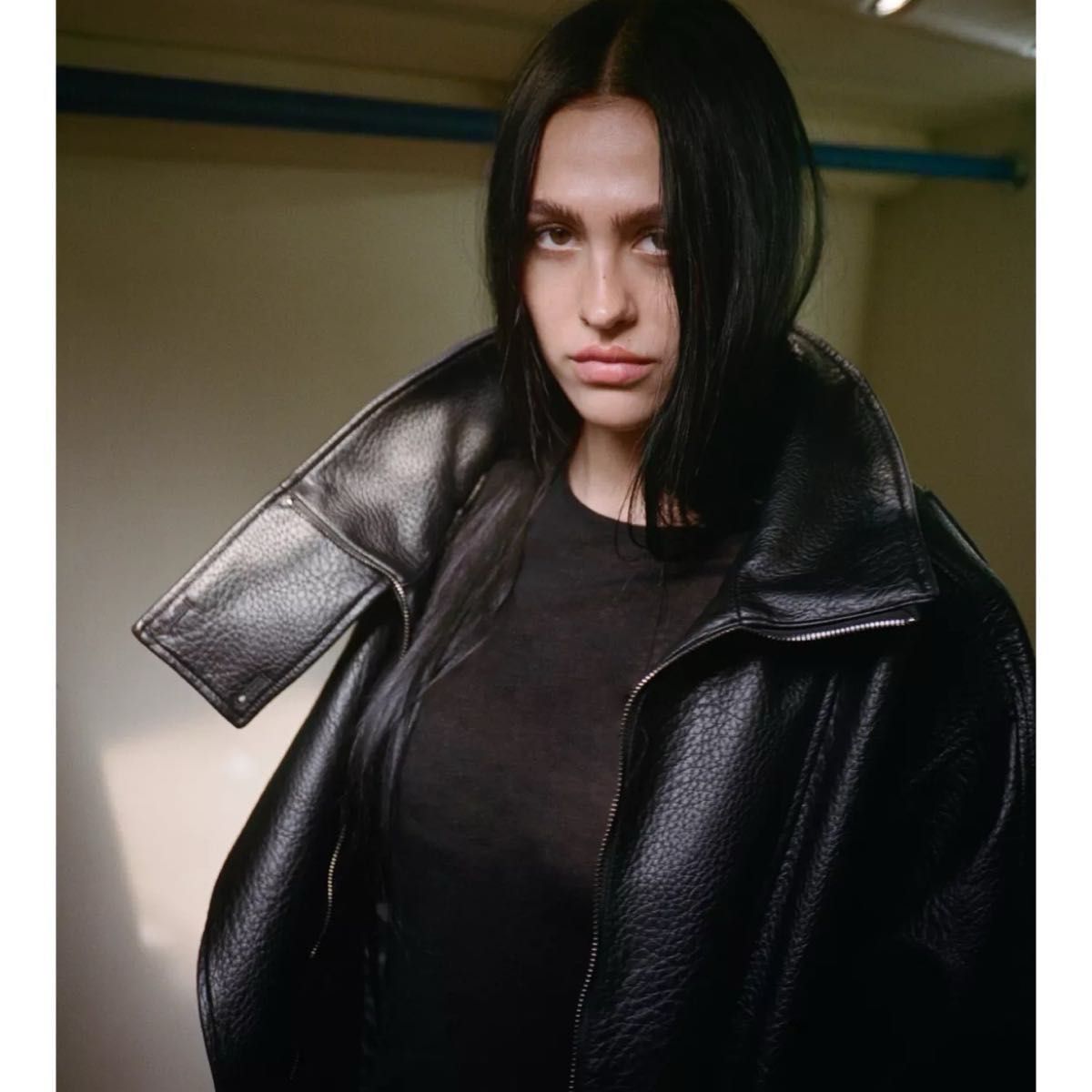 タグ付き新品 ZARAのフェイクレザージャケット Mサイズ ブラック色