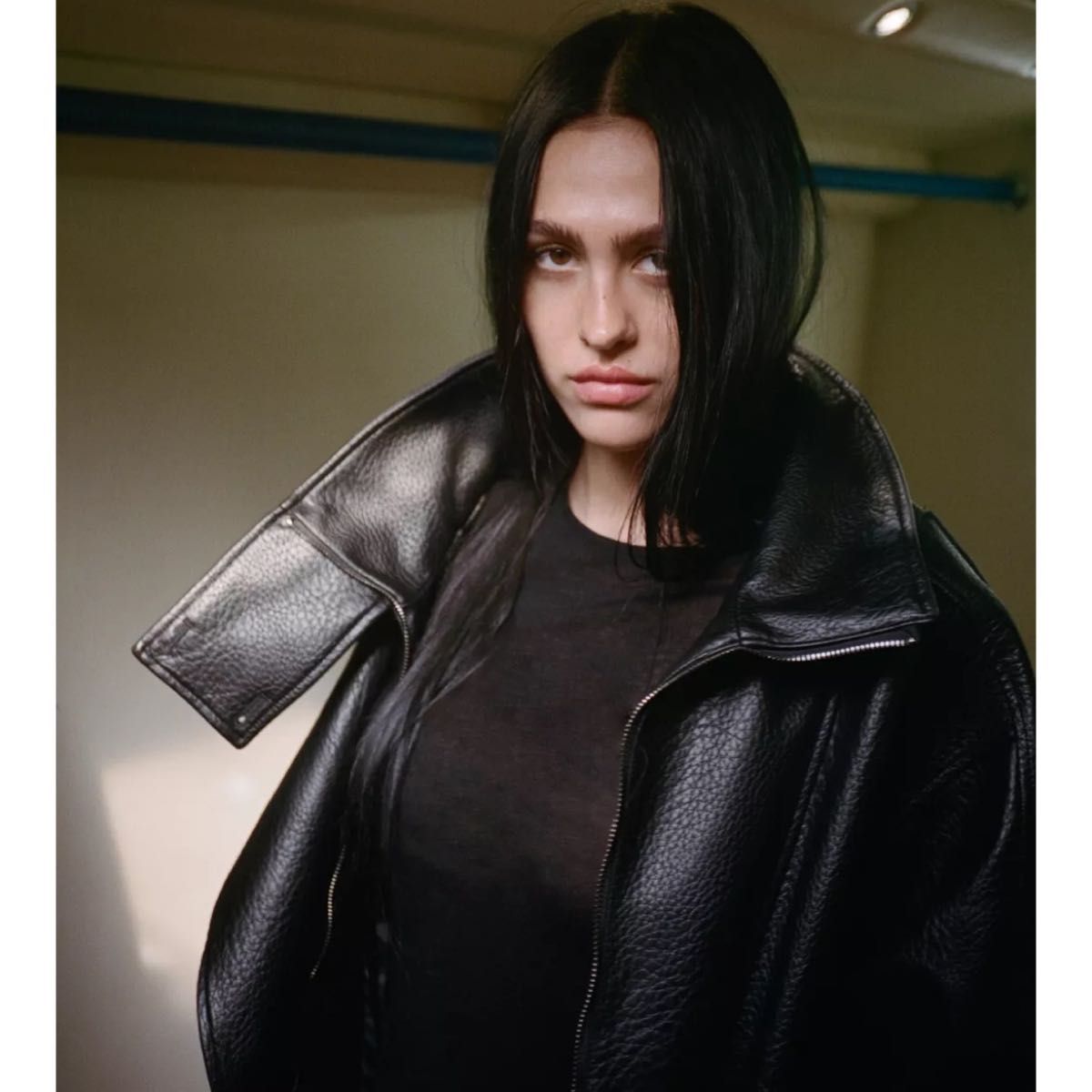 タグ付き新品 ZARAのフェイクレザージャケット Mサイズ ブラック色