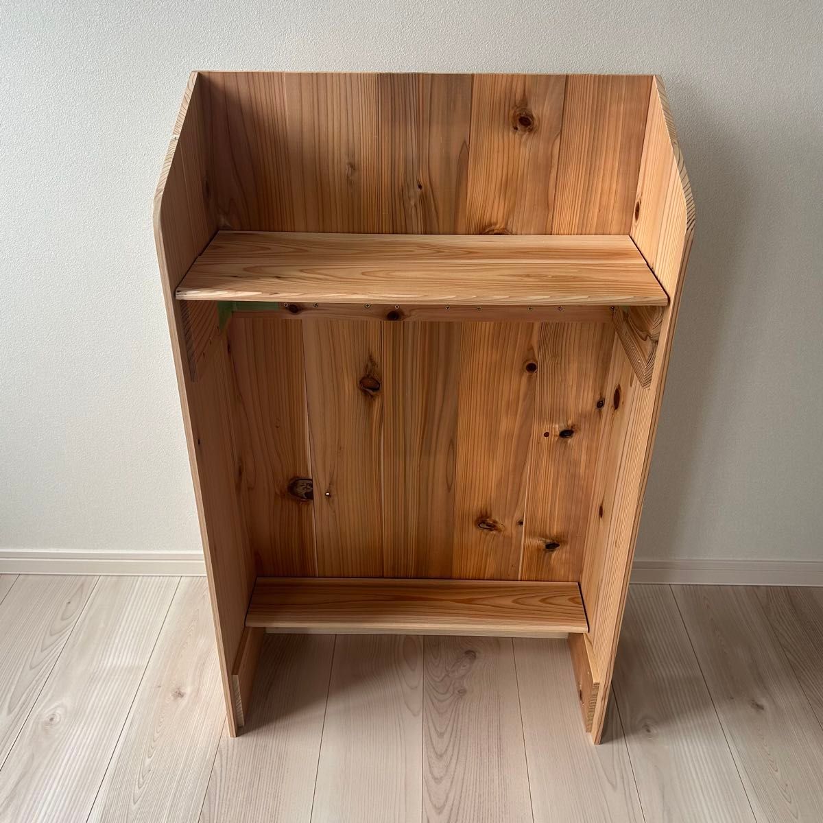 マルシェや展示販売のレジ台に 杉の無垢材を使ったモールディングが