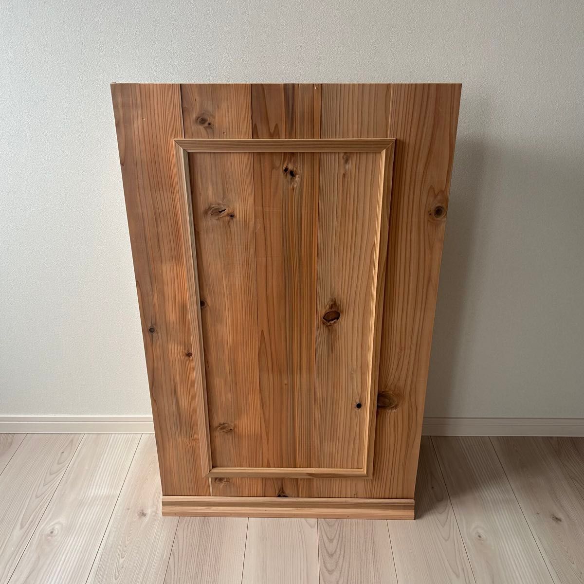 マルシェや展示販売のレジ台に 杉の無垢材を使ったモールディングが