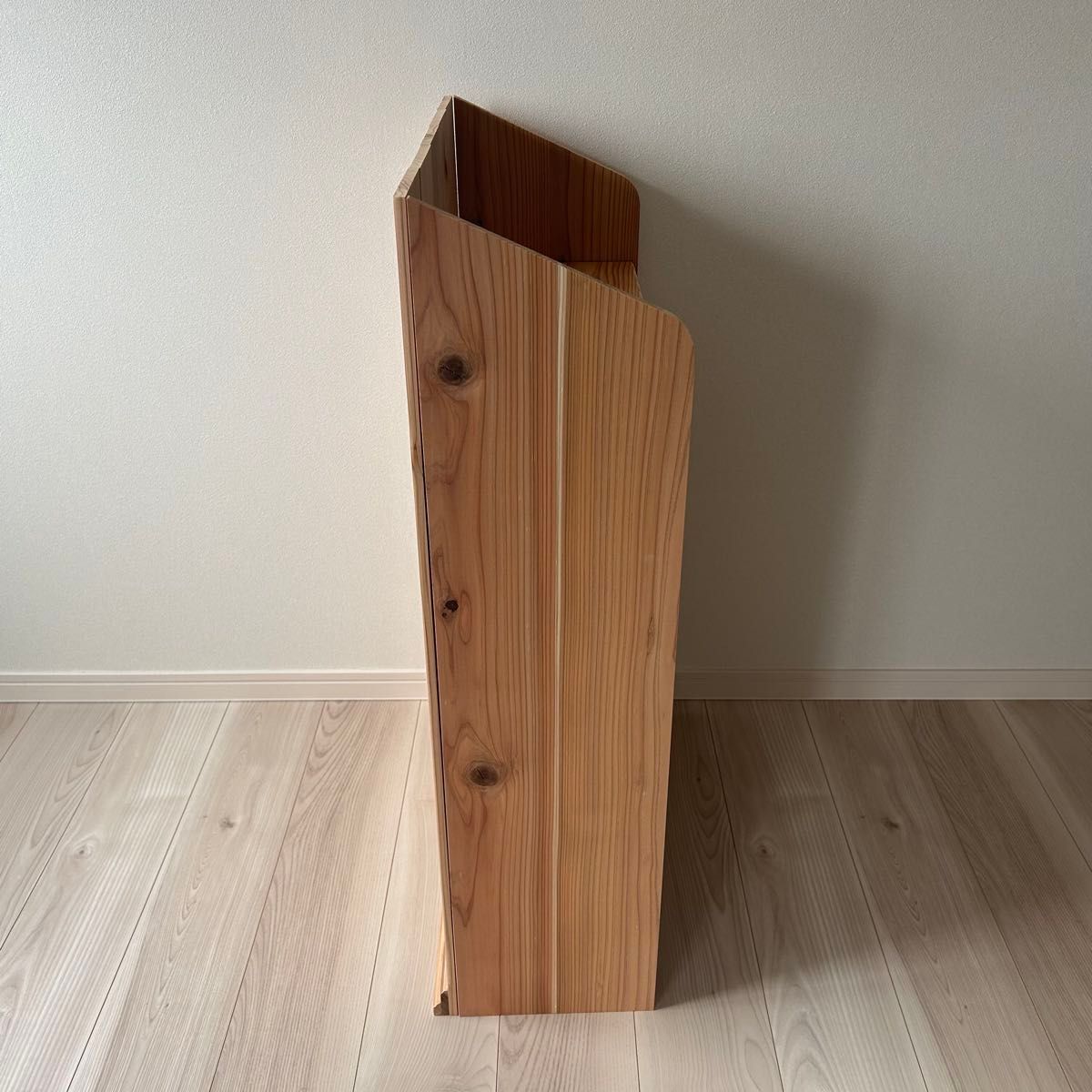 マルシェや展示販売のレジ台に 杉の無垢材を使ったモールディングが