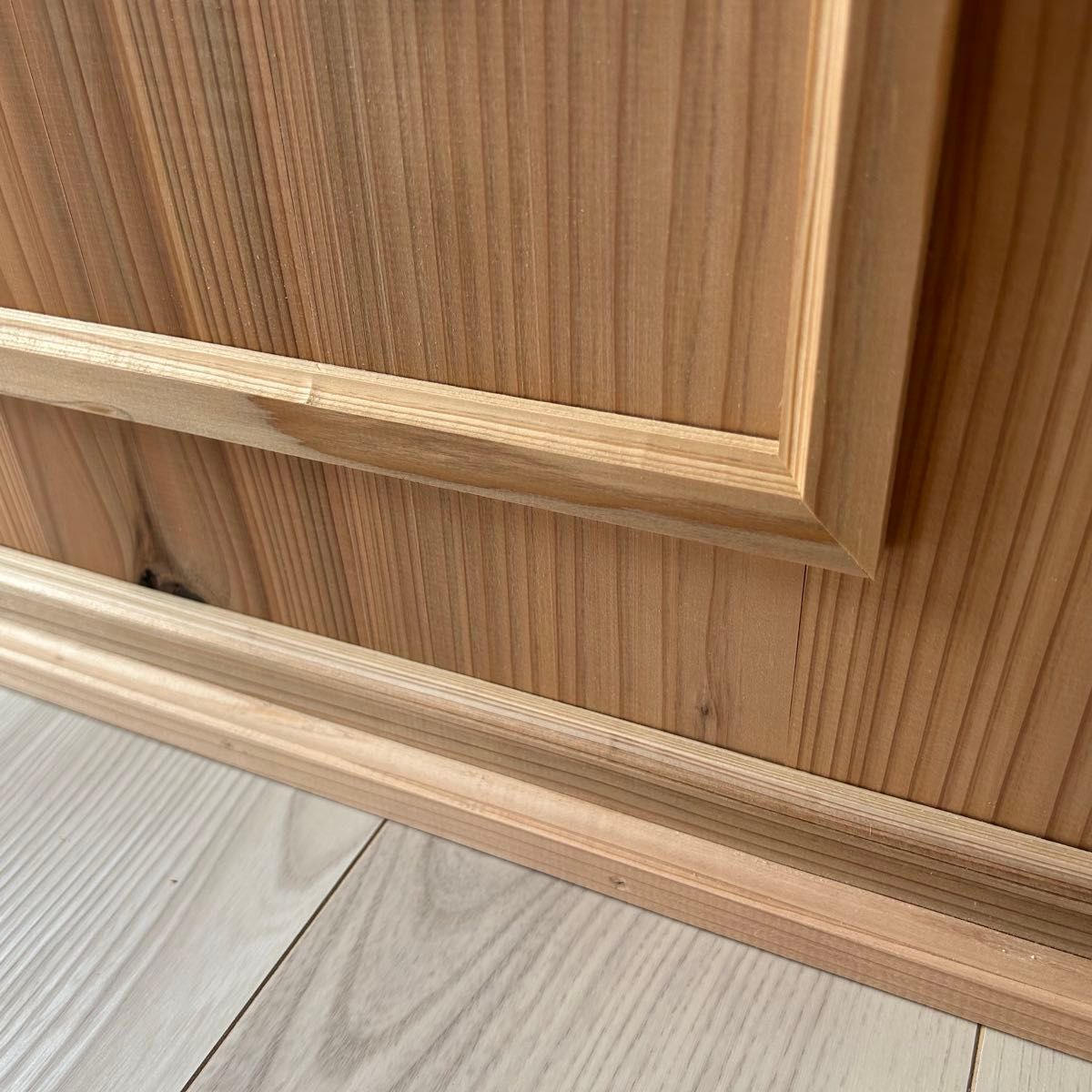 マルシェや展示販売のレジ台に 杉の無垢材を使ったモールディングが