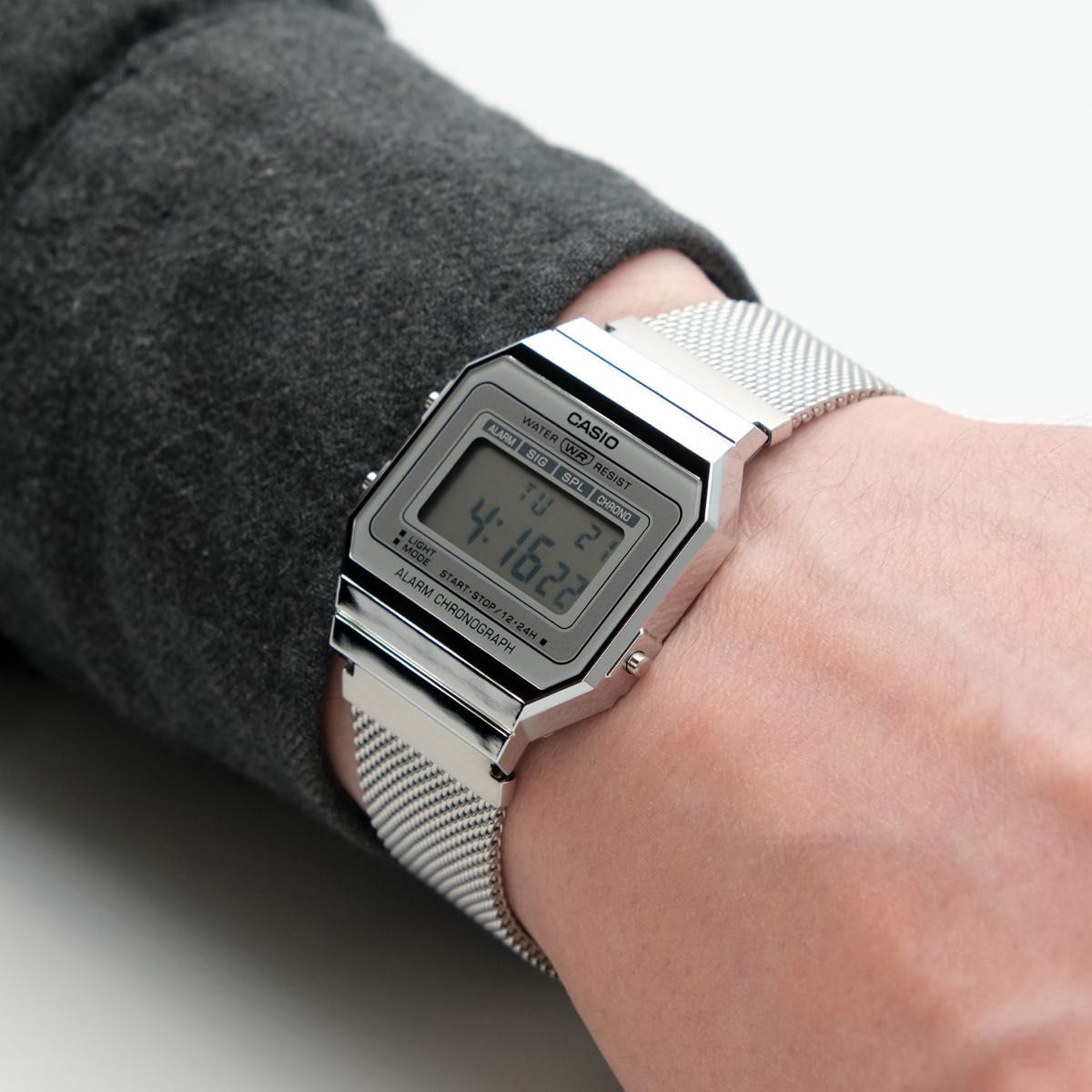 カシオ デジタル腕時計 （新品）海外モデル レトロデザイン シルバー