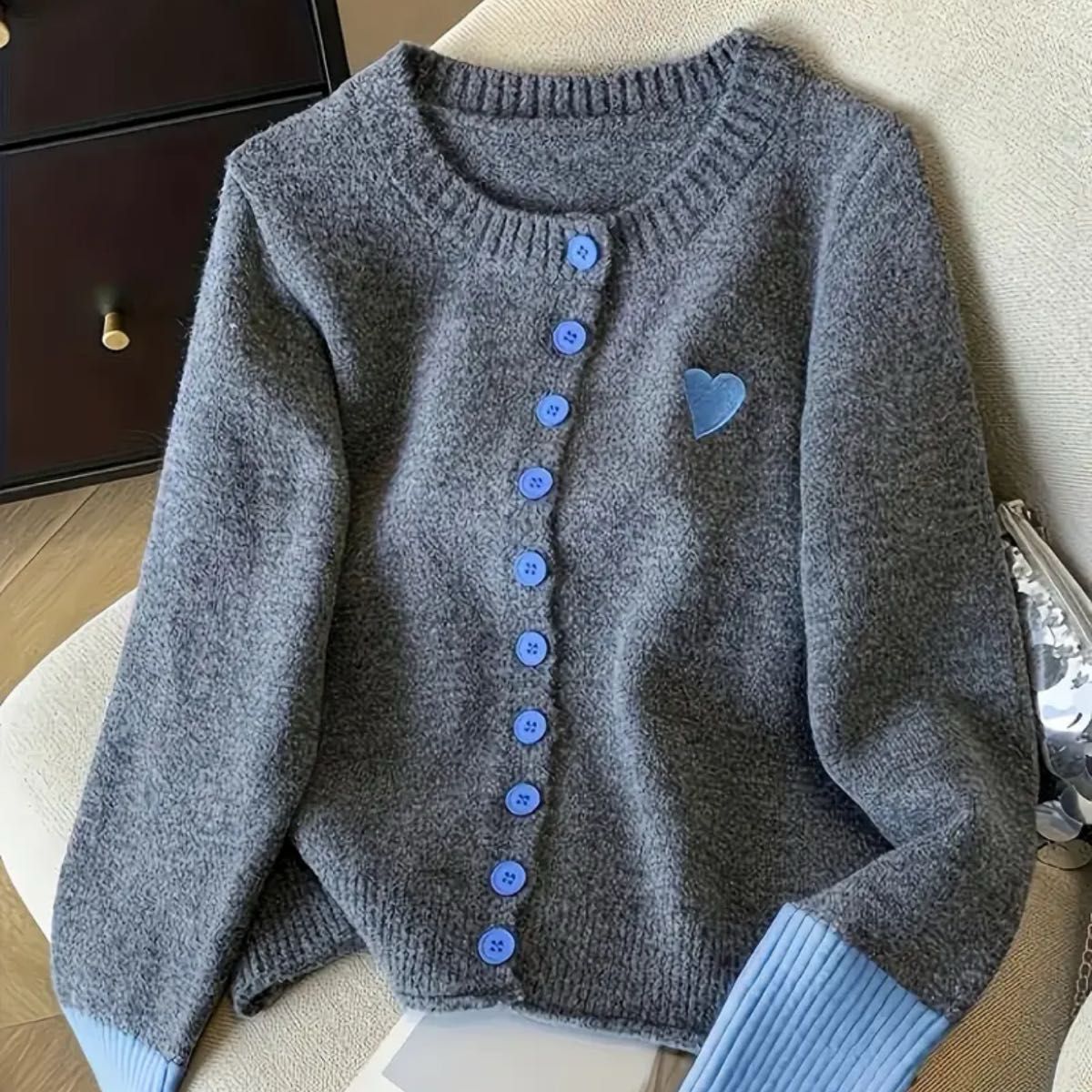 新品】グレーカーディガン ブルーのハート刺繍 ・袖口・ボタン｜Yahoo