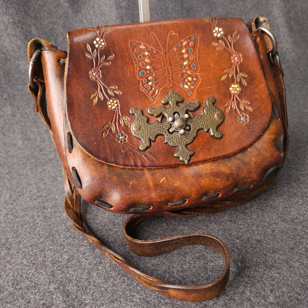 ヴィンテージ 本革 オールレザー ワンショルダーバッグ 花柄 刺繍 蝶々