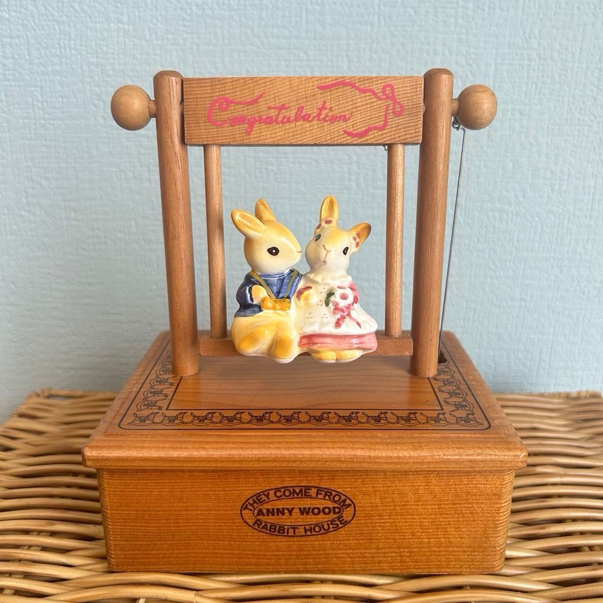 ウサギのフィギュア付き木製オルゴール ウサギのフィギュア付き木製