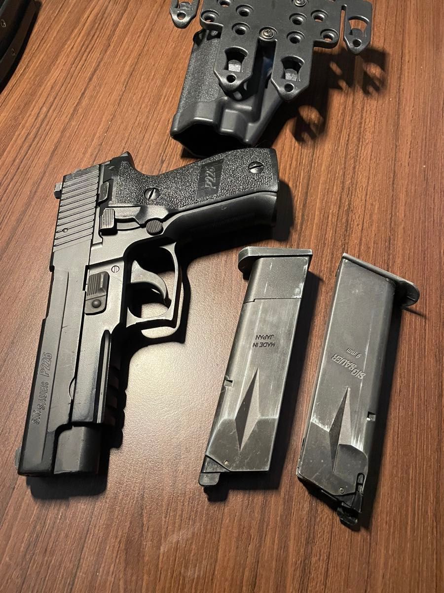 東京マルイSIG SAUER P226 ガスガン ホルスター マガジン2個付き