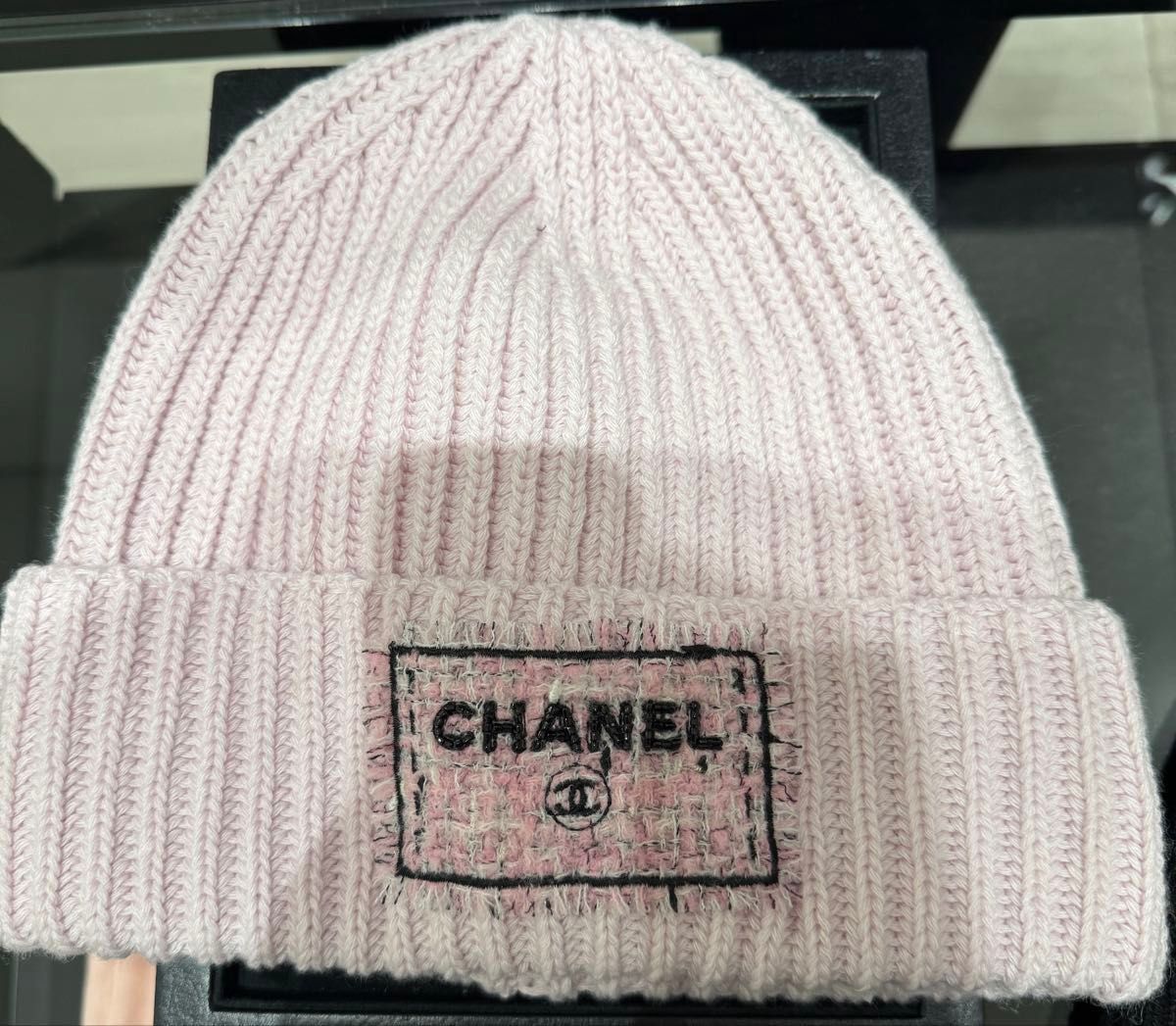 値下げ 新品未使用 シャネル ニット帽 ツイードロゴ 刺繍 ピンク 25K
