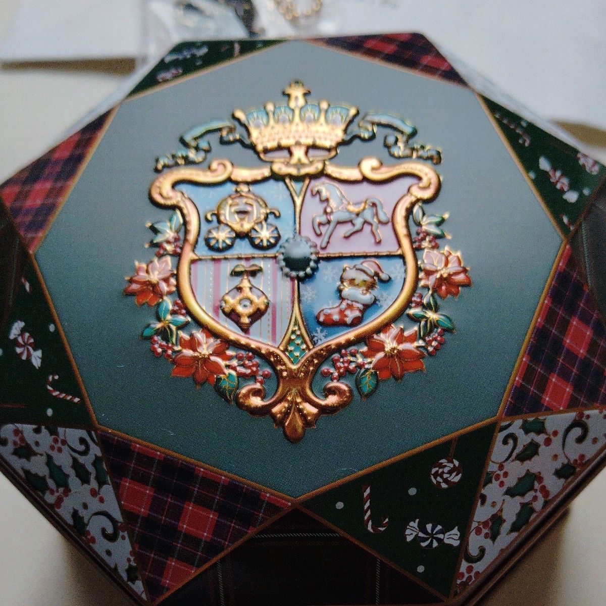 青山デカーボ クリスマス限定 クリスマスエンブレム缶 お城 不思議な