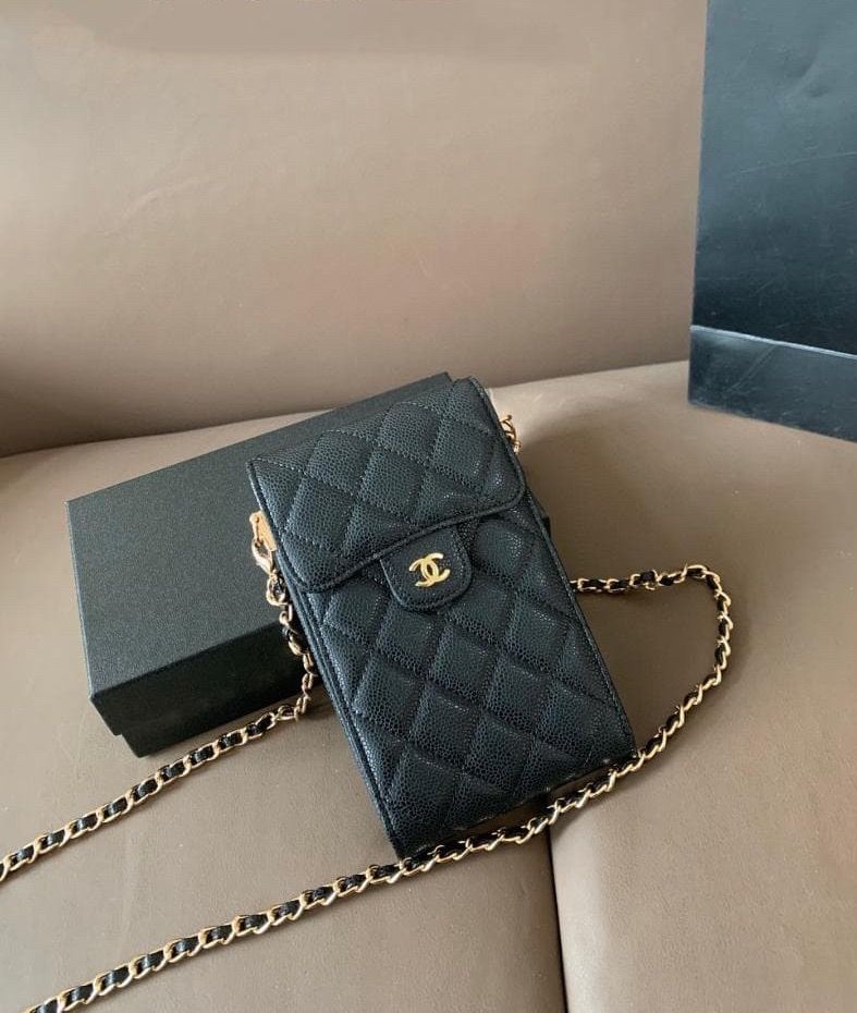 キルティングデザインのブラックレザーショルダーバッグ ゴールド