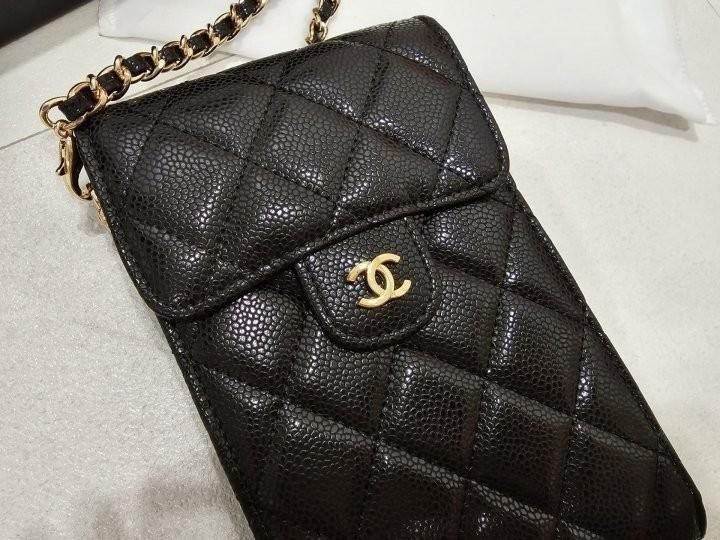 キルティングデザインのブラックレザーショルダーバッグ ゴールド