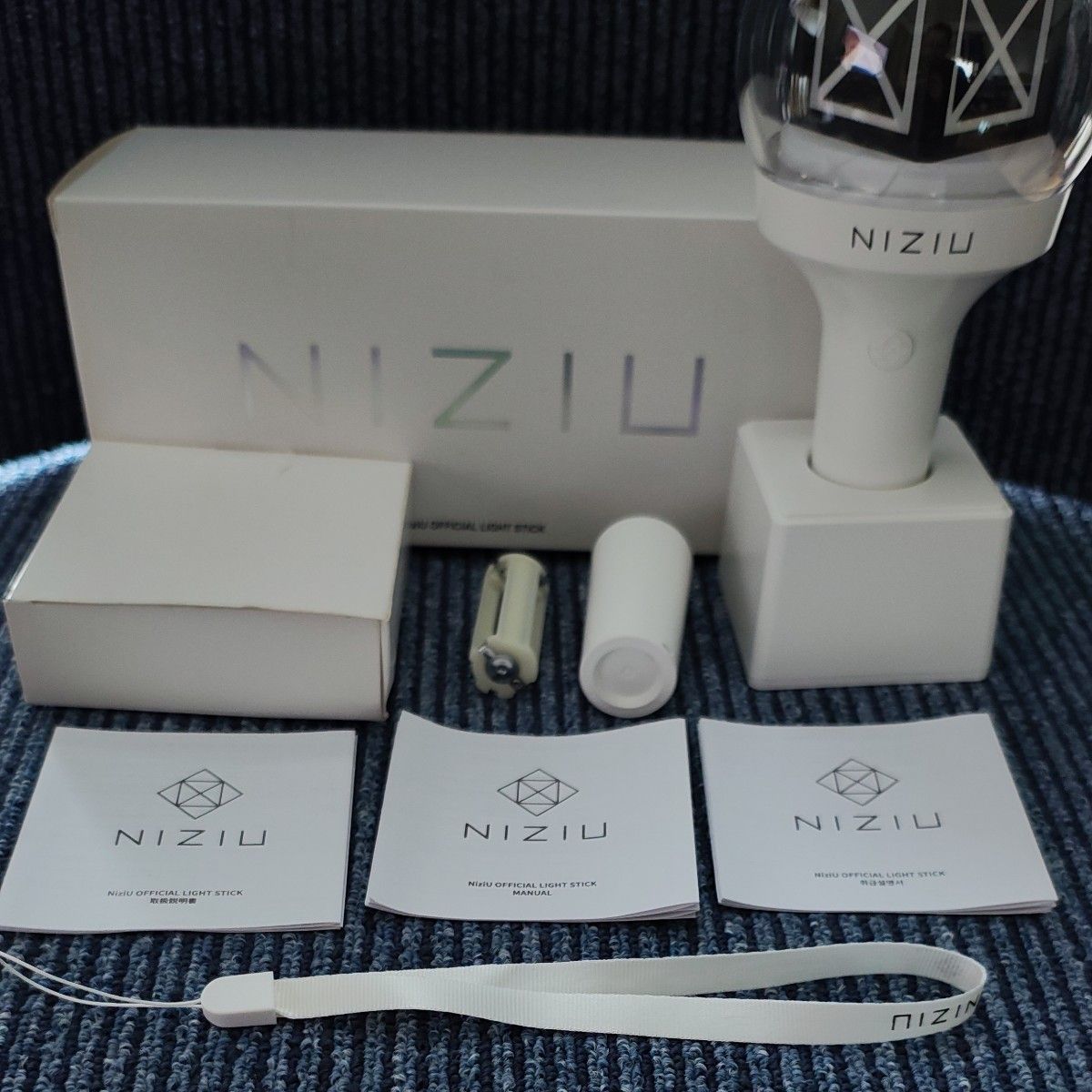 白 現在売切中のNiziU OFFICIAL LIGHT STICK ペンライトLive会場で購入