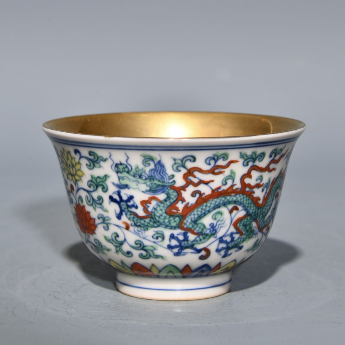 永し 永し 明時代 宣德年製 青花塗金花卉紋杯 古