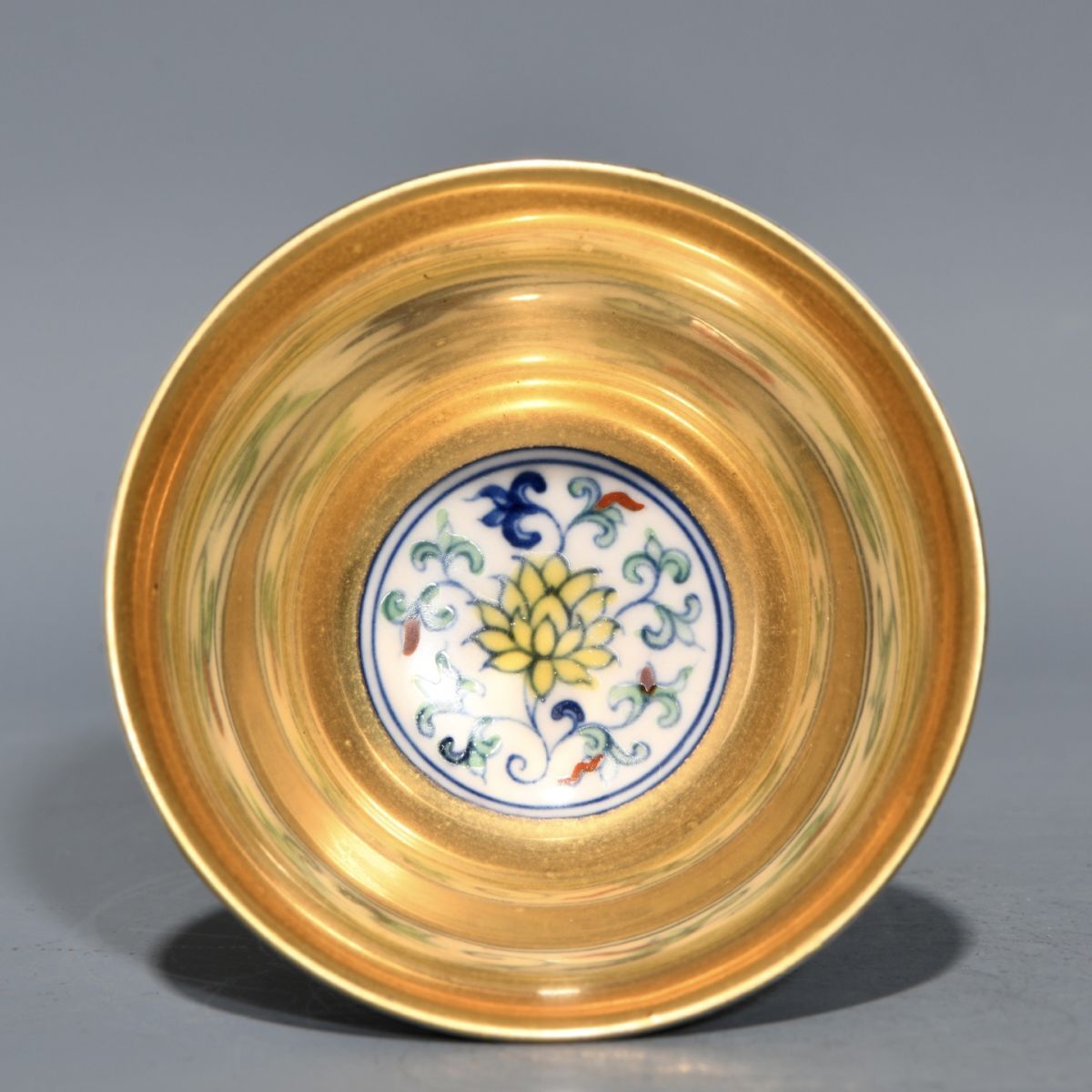 永し 永し 明時代 宣德年製 青花塗金花卉紋杯 古