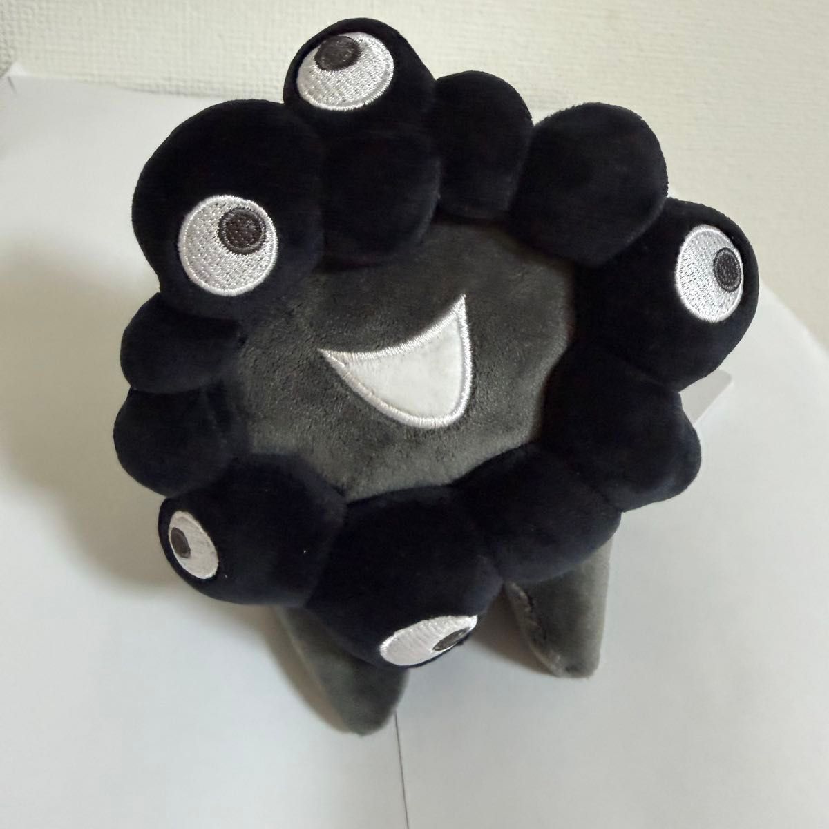 M ミャクミャク 這い型 黒 ぬいぐるみ タグ付き 万博 おまけ 2025大阪