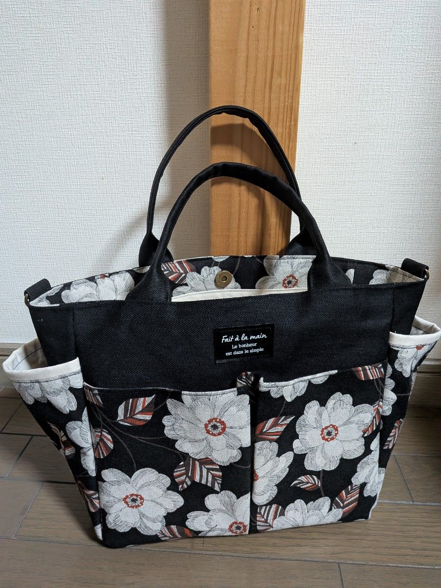 793 にさおり黒と白花柄デニムリメイクバック ハンドメイド2点 793 に