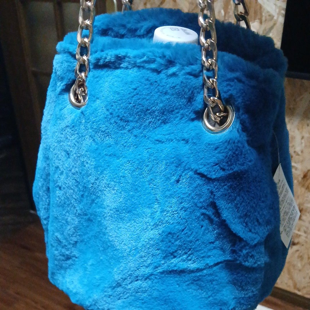 JUSGLITTYファーバッグ チェーンショルダーバッグ ブルー もこもこ新宿