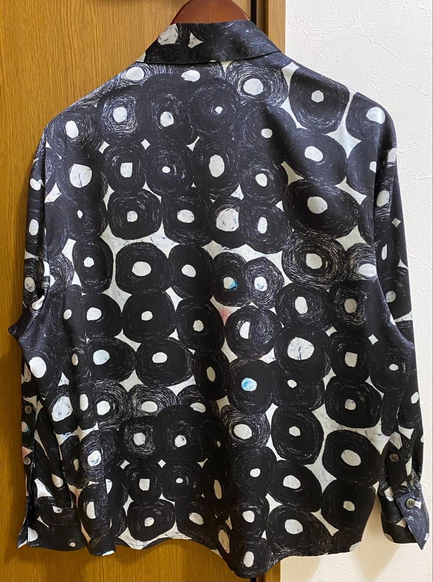 美品HERALBONY ヘラルボニー サテンシャツブラウス「（無題）（丸