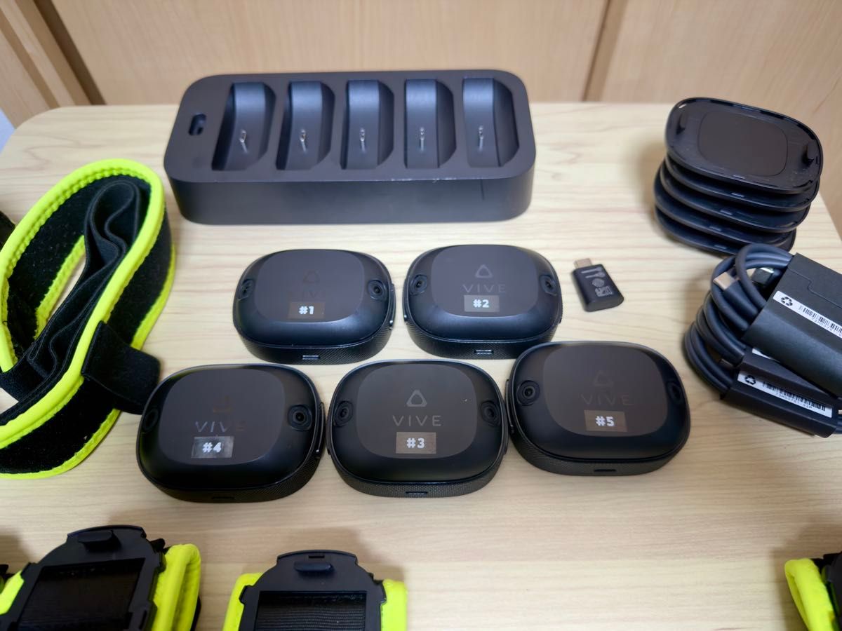 HTC VIVE Ultimate Tracker 5点 +専用充電ドック +各種ベルト